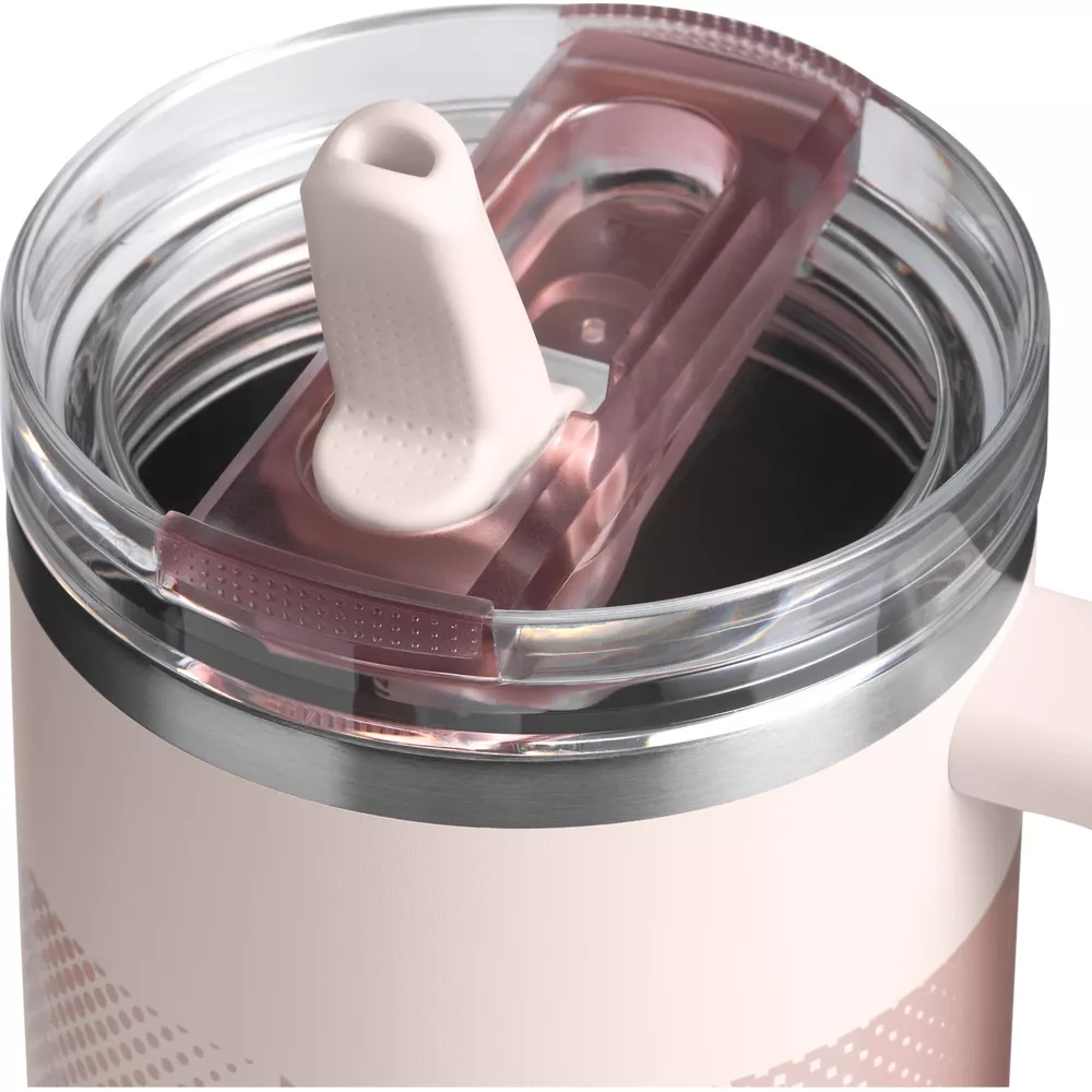Şeffaf kapaklı ve beyaz katlanır pipetli pembe bir bardağın yakın plan görüntüsü.