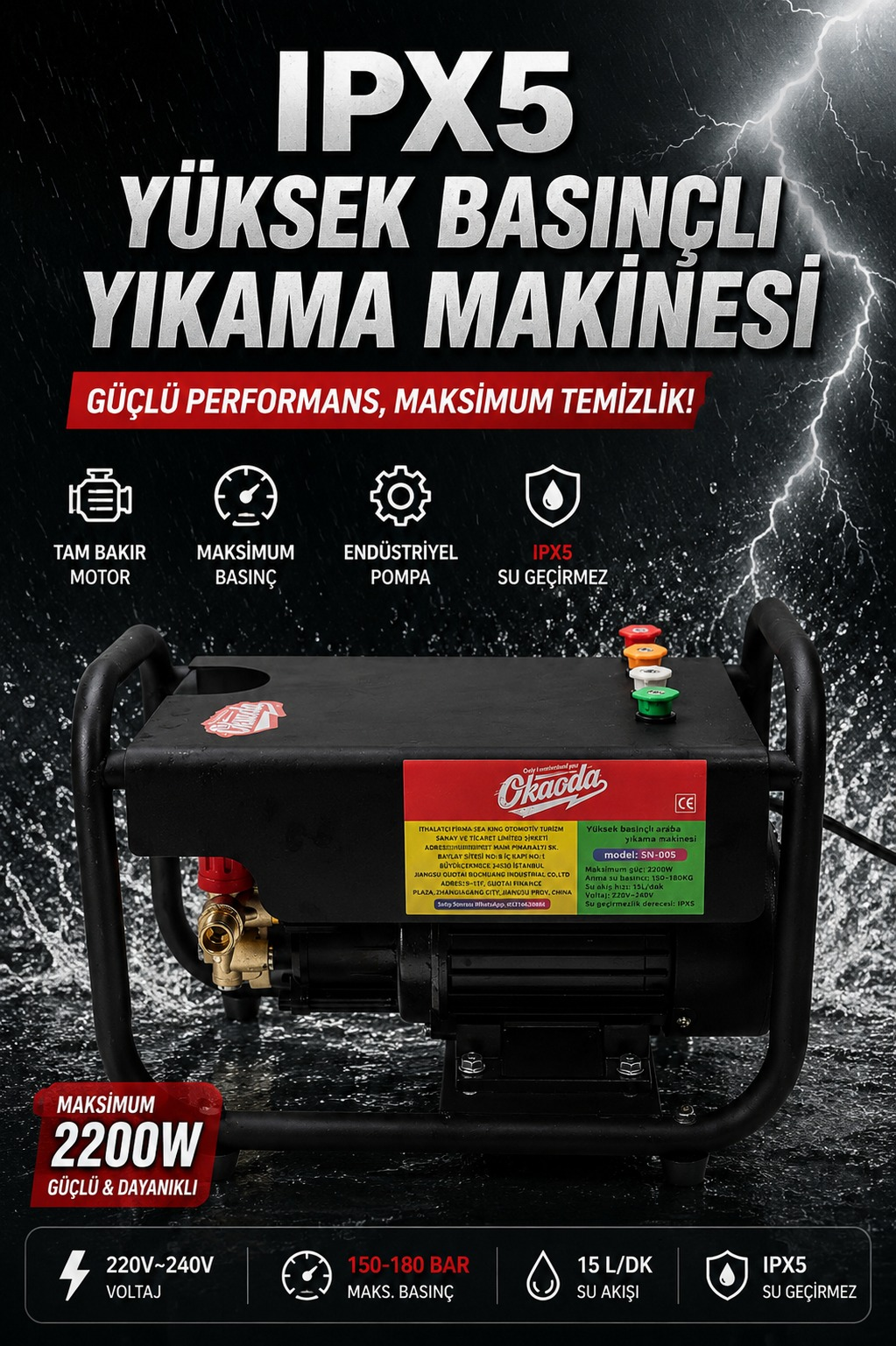 Su sıçramaları olan karanlık arka planda 2200W ve IPX5 korumalı siyah yüksek basınçlı yıkama makinesi.