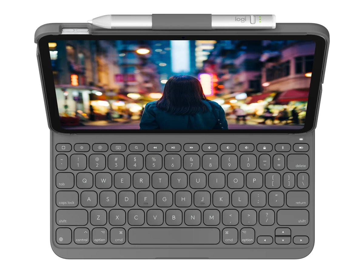 Un tablet grigio con tastiera e pennina collegati, lo schermo mostra una donna in una città.