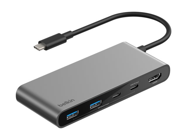 Un hub USB-C Belkin grigio con più porte e un cavo nero collegato su sfondo bianco.