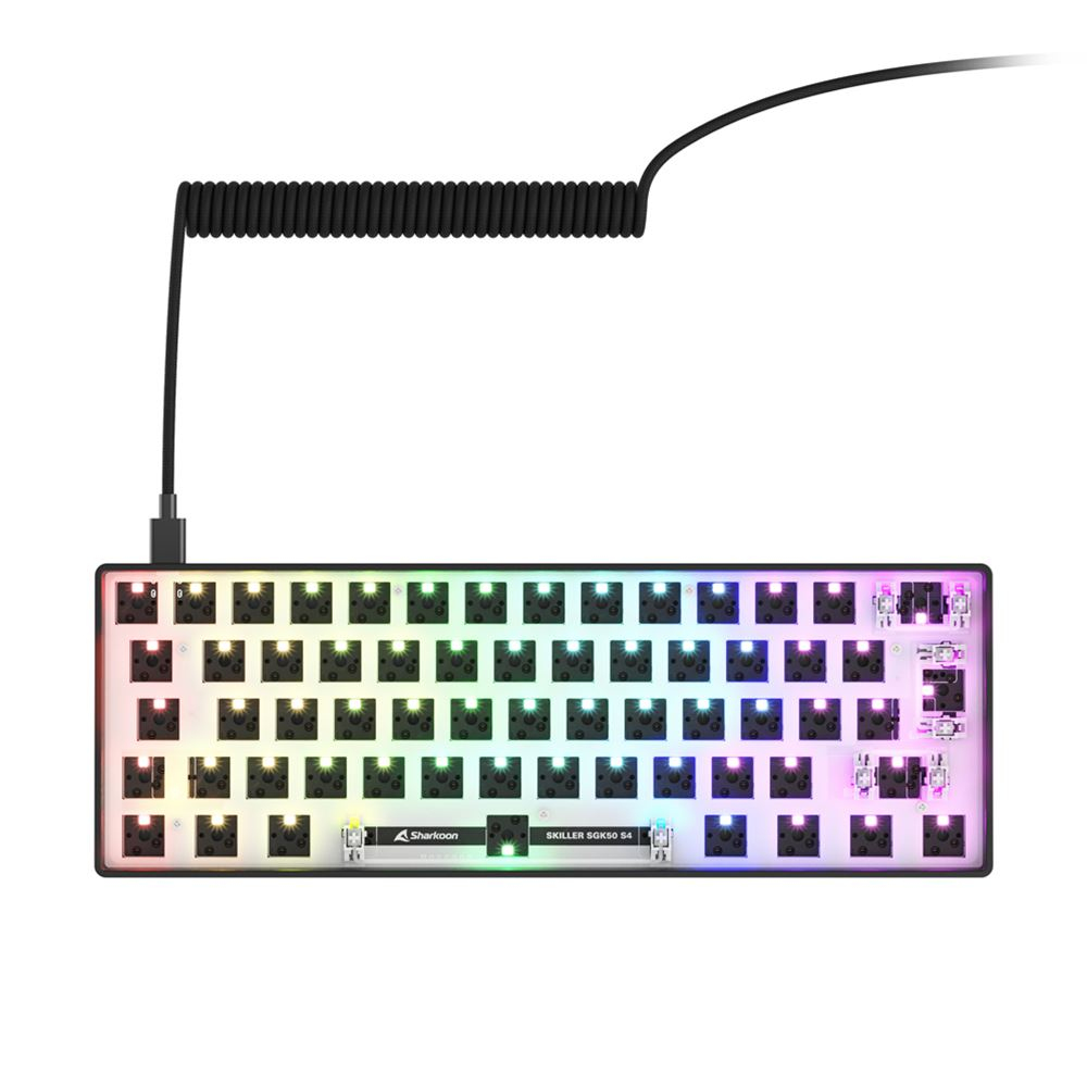 Schwarze mechanische Tastatur ohne Keycaps mit bunter RGB-Beleuchtung und schwarzem Spiralkabel vor weißem Hintergrund.