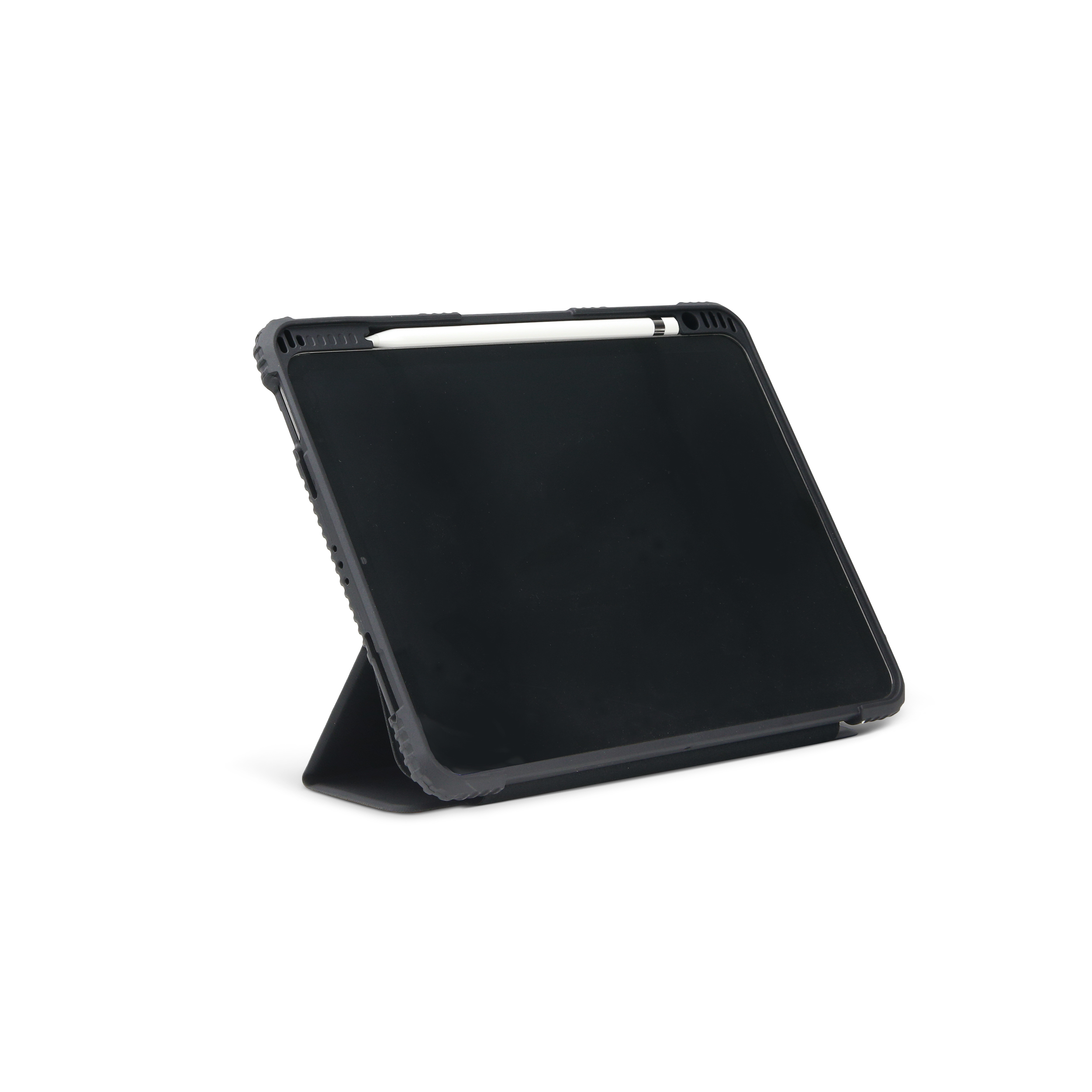 Ein schwarzes Tablet in Schutzhülle steht aufrecht mit einem weißen Stift oben vor weißem Hintergrund.