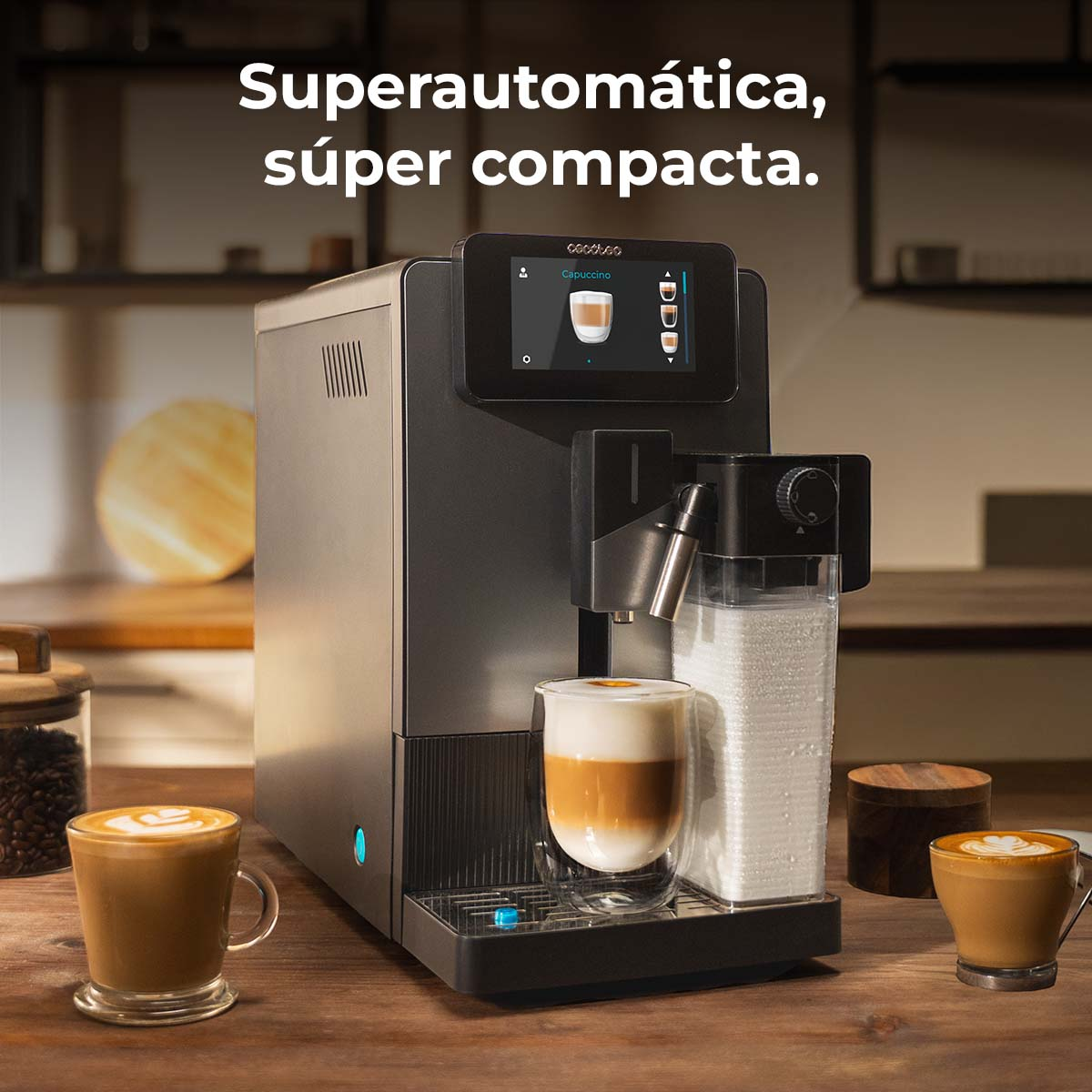 Una macchina da caffè espresso grigia su un tavolo con tre tazze e testo.