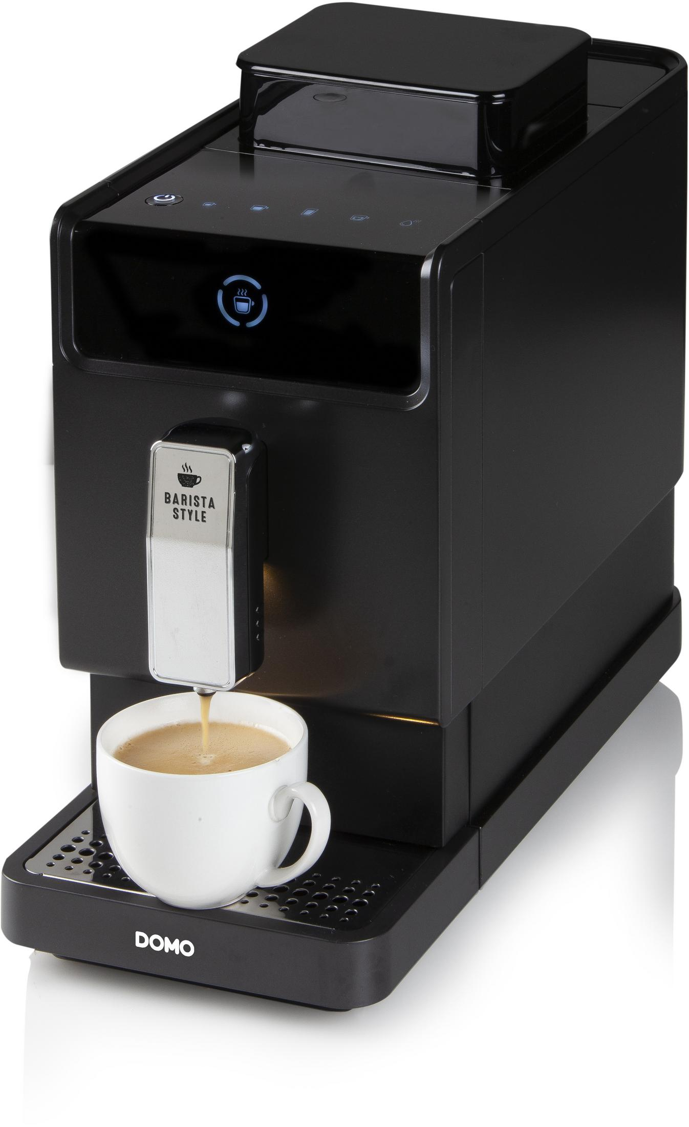 Una macchina da caffè Domo nera eroga caffè in una tazza bianca.