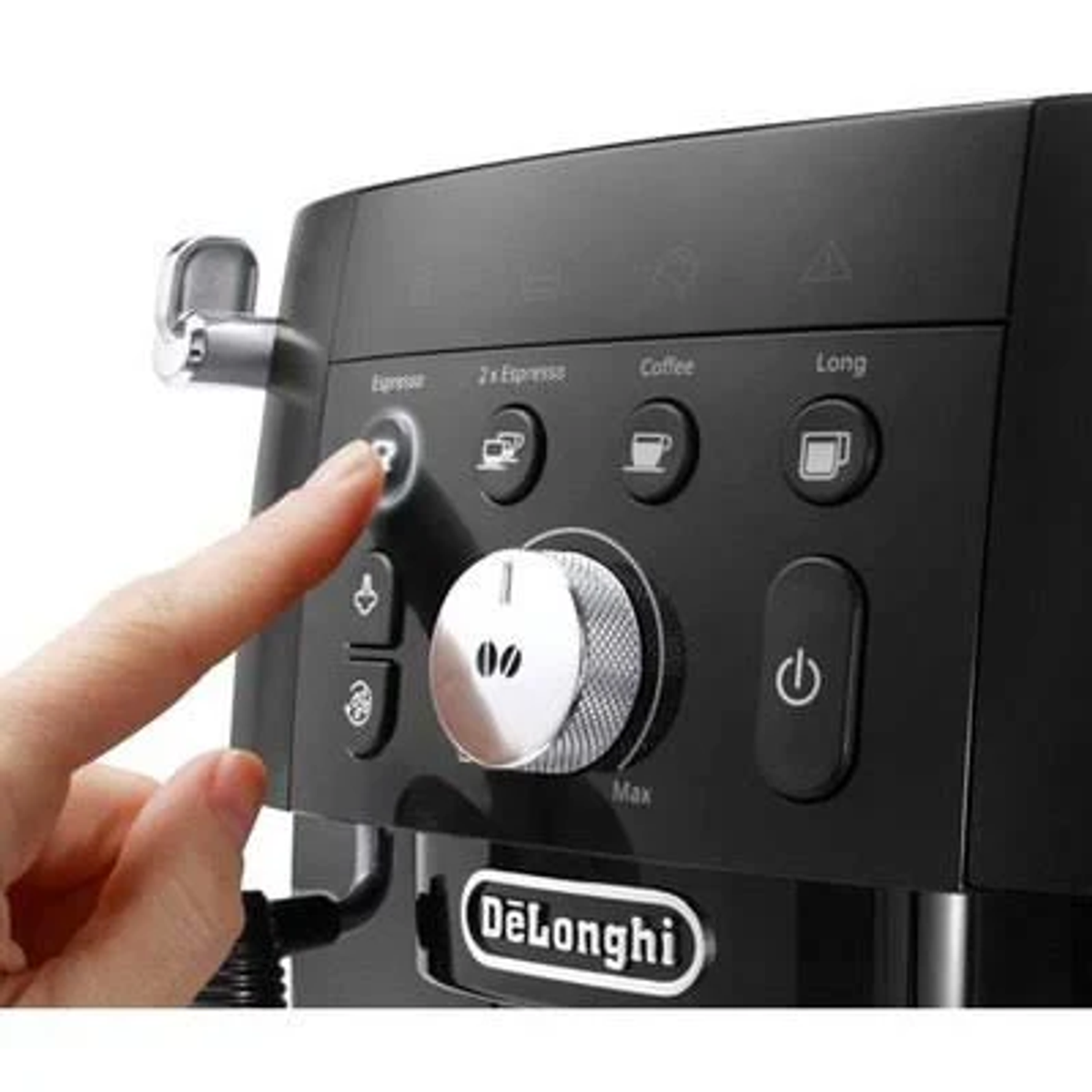 Un dito preme un pulsante sul pannello di controllo nero di una macchina da caffè DeLonghi.