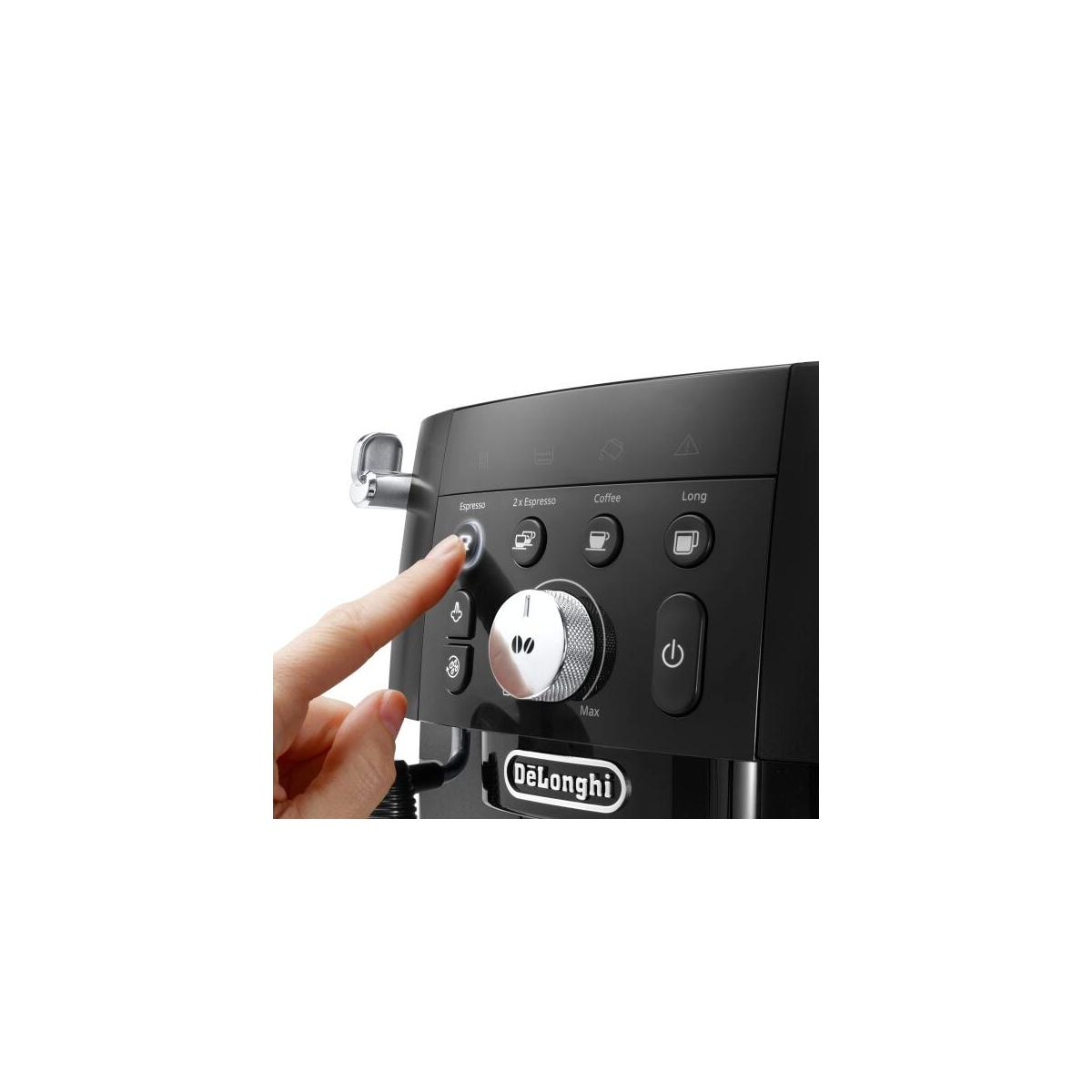 Una mano che preme un pulsante sul pannello di controllo nero di una macchina da caffè DeLonghi.