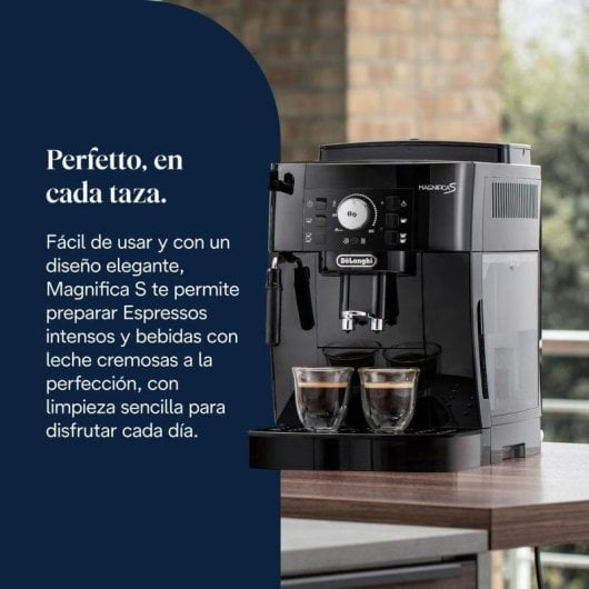 Una macchina da caffè nera De'Longhi su un bancone in legno con due bicchieri di espresso e testo promozionale in spagnolo.