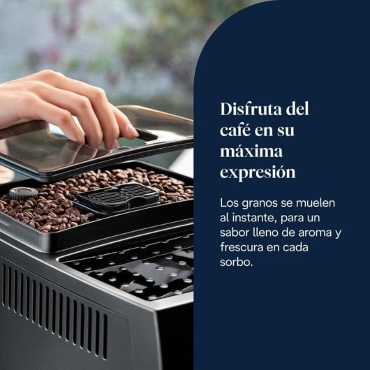 Mano apre il contenitore di una macchina da caffè pieno di chicchi freschi, testo a destra.