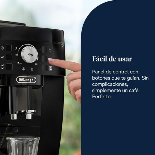 Una mano aziona il pannello di controllo di una macchina da caffè DeLonghi nera con testo a destra.