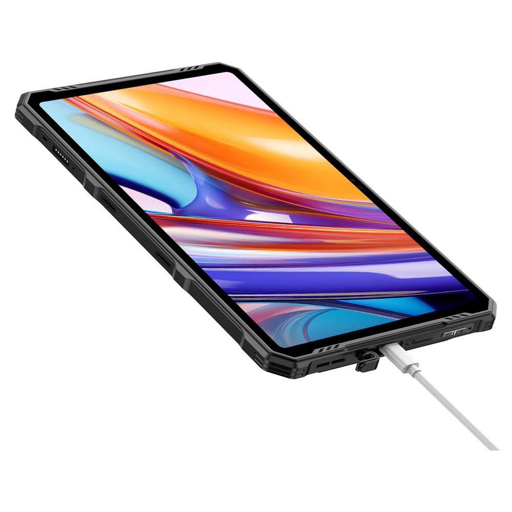 Un tablet nero in custodia protettiva robusta in carica con un cavo bianco su sfondo bianco.