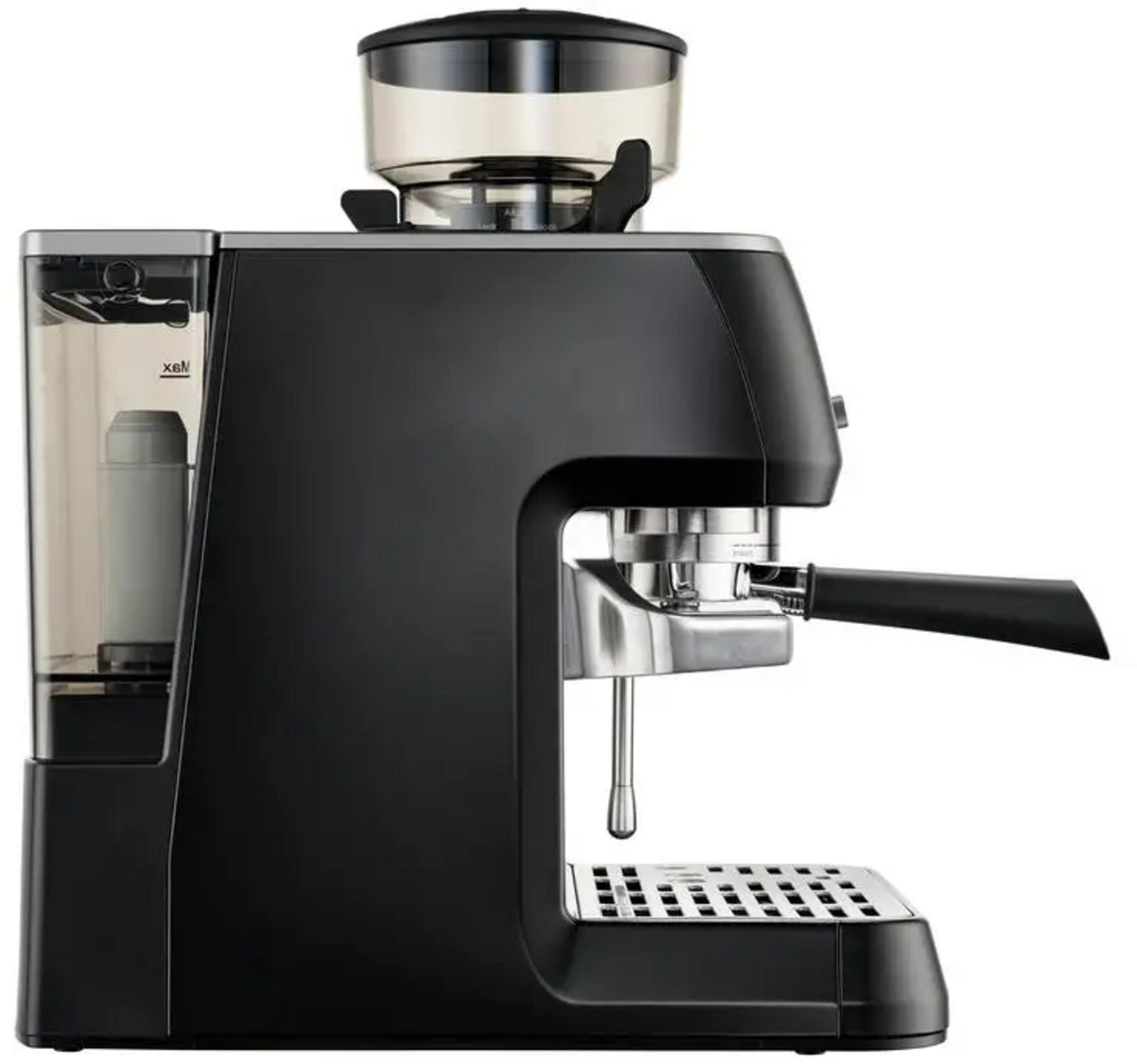 Moderna macchina da caffè espresso nera con macinacaffè integrato, serbatoio d'acqua e portafiltro su sfondo bianco.