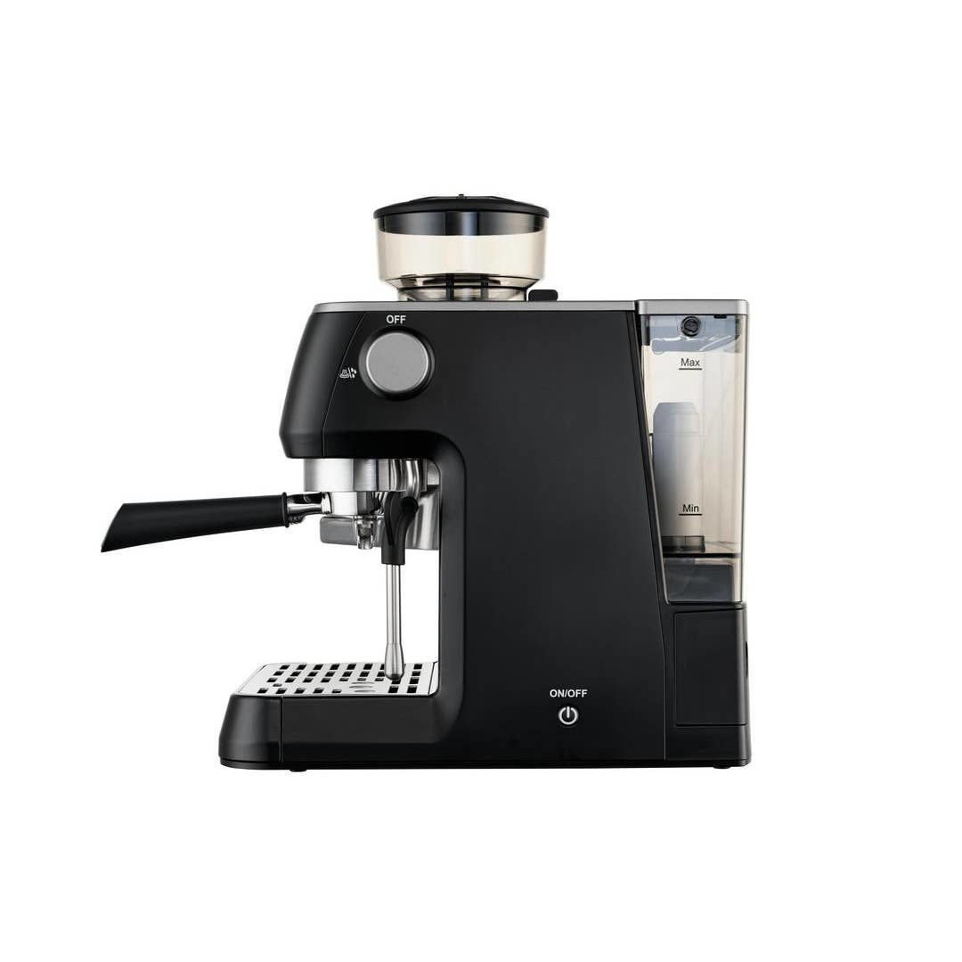Una macchina da caffè espresso nera con macinacaffè integrato e serbatoio d'acqua su sfondo bianco.