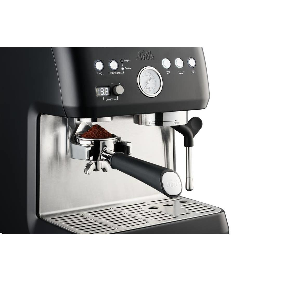 Macchina da caffè espresso nera con portafiltro in acciaio inox pieno di caffè macinato e tasti.