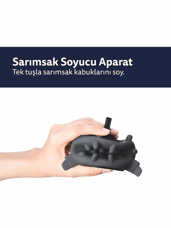 Beyaz arka planda içi dikenli koyu gri sarımsak soyucu aleti tutan bir el.