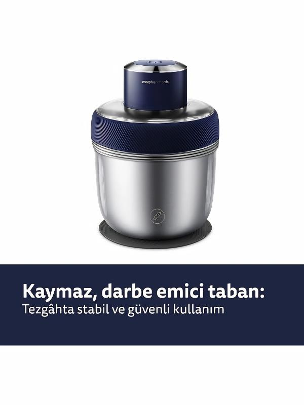 Beyaz arka planda paslanmaz çelik hazneli ve kaymaz tabanlı mavi elektrikli mutfak robotu.