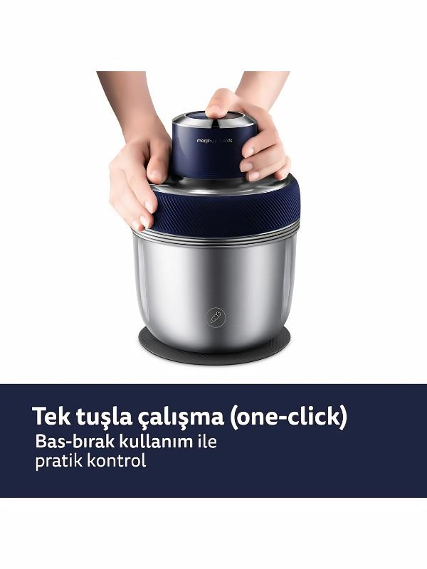 Tek tuş kontrolüne sahip mavi ve gümüş renkli doğrayıcıyı tutan eller.
