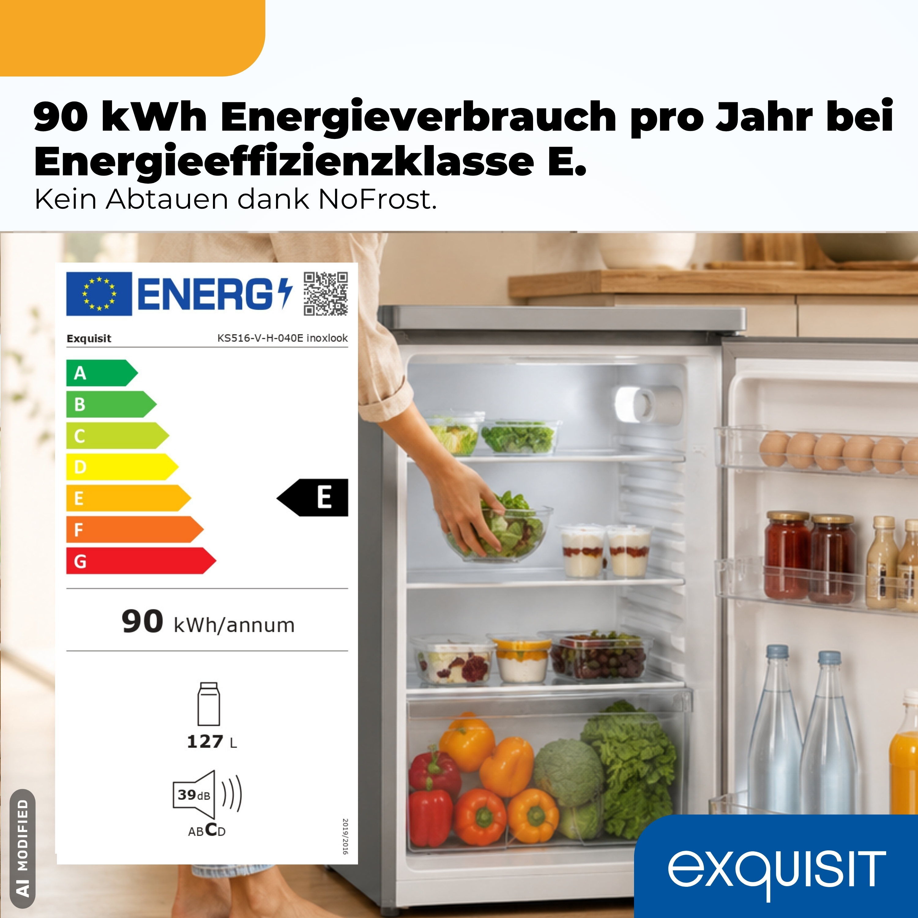 Ein Exquisit Kühlschrank zeigt Energieeffizienzklasse E, 90 kWh/Jahr, mit gefülltem Innenraum und Energielabel.