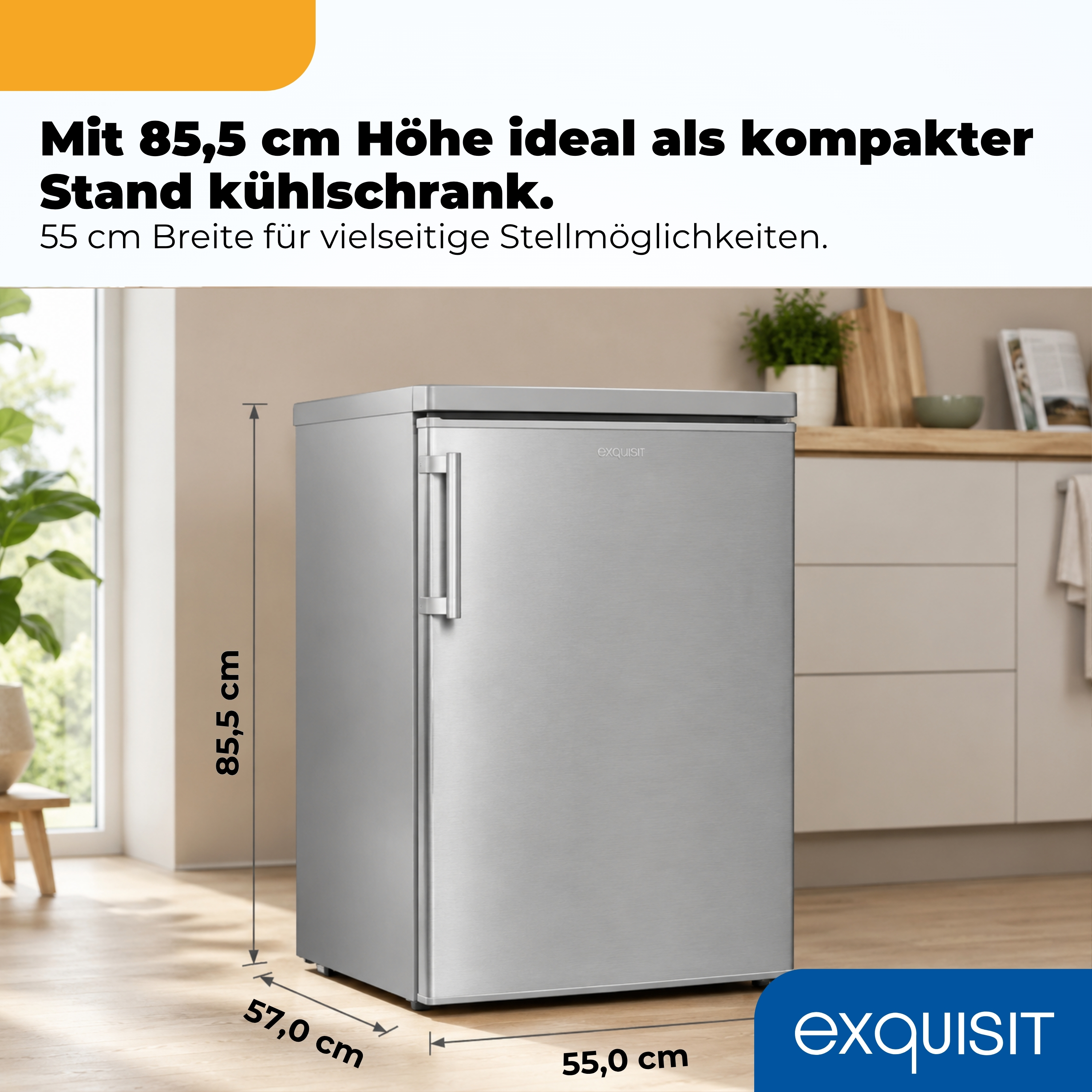 Kompakter silberner Standkühlschrank mit Maßen in einer modernen Küche.