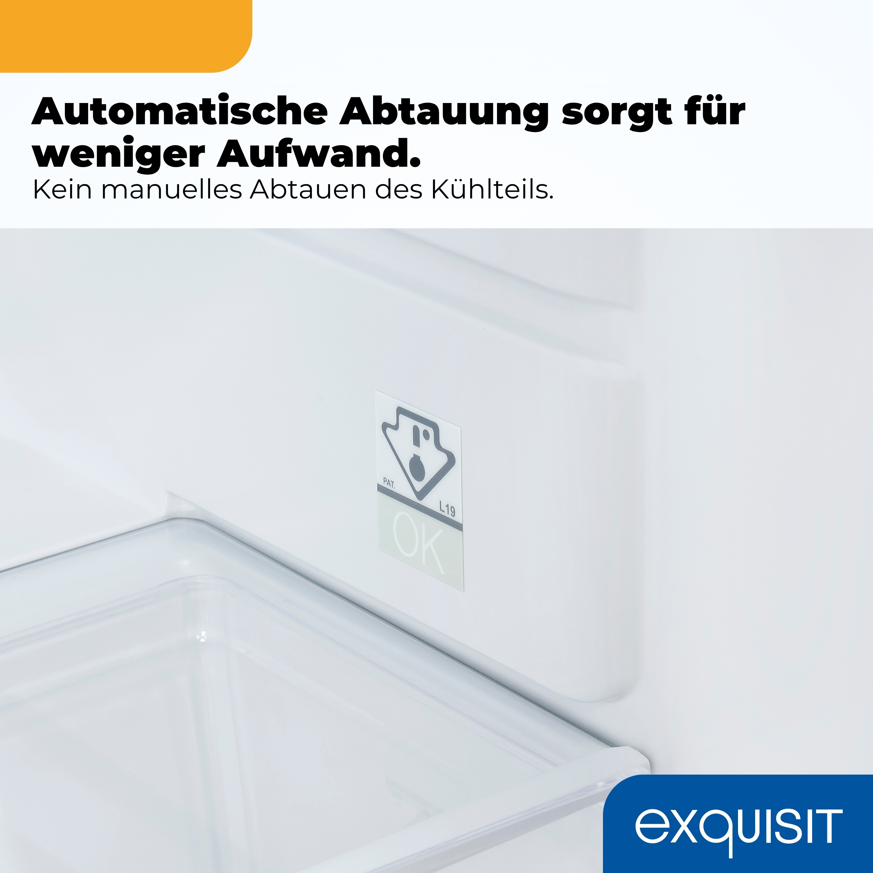 Innenraum eines weißen Kühlschranks mit Temperaturanzeige und Gemüsesch Schublade.