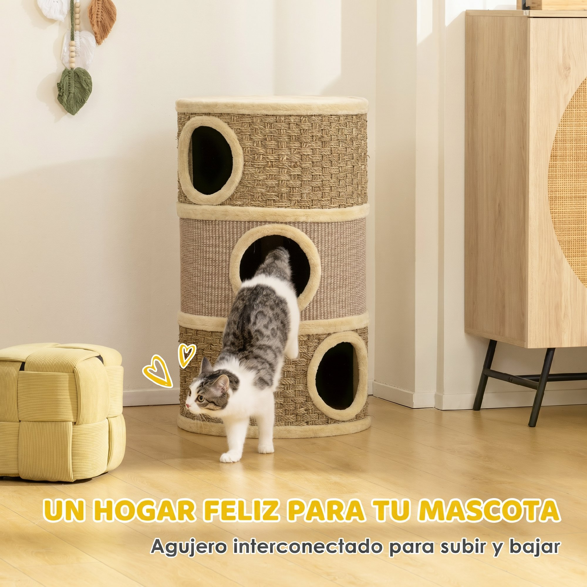Un gato entra en un rascador cilíndrico de sisal en una habitación luminosa.