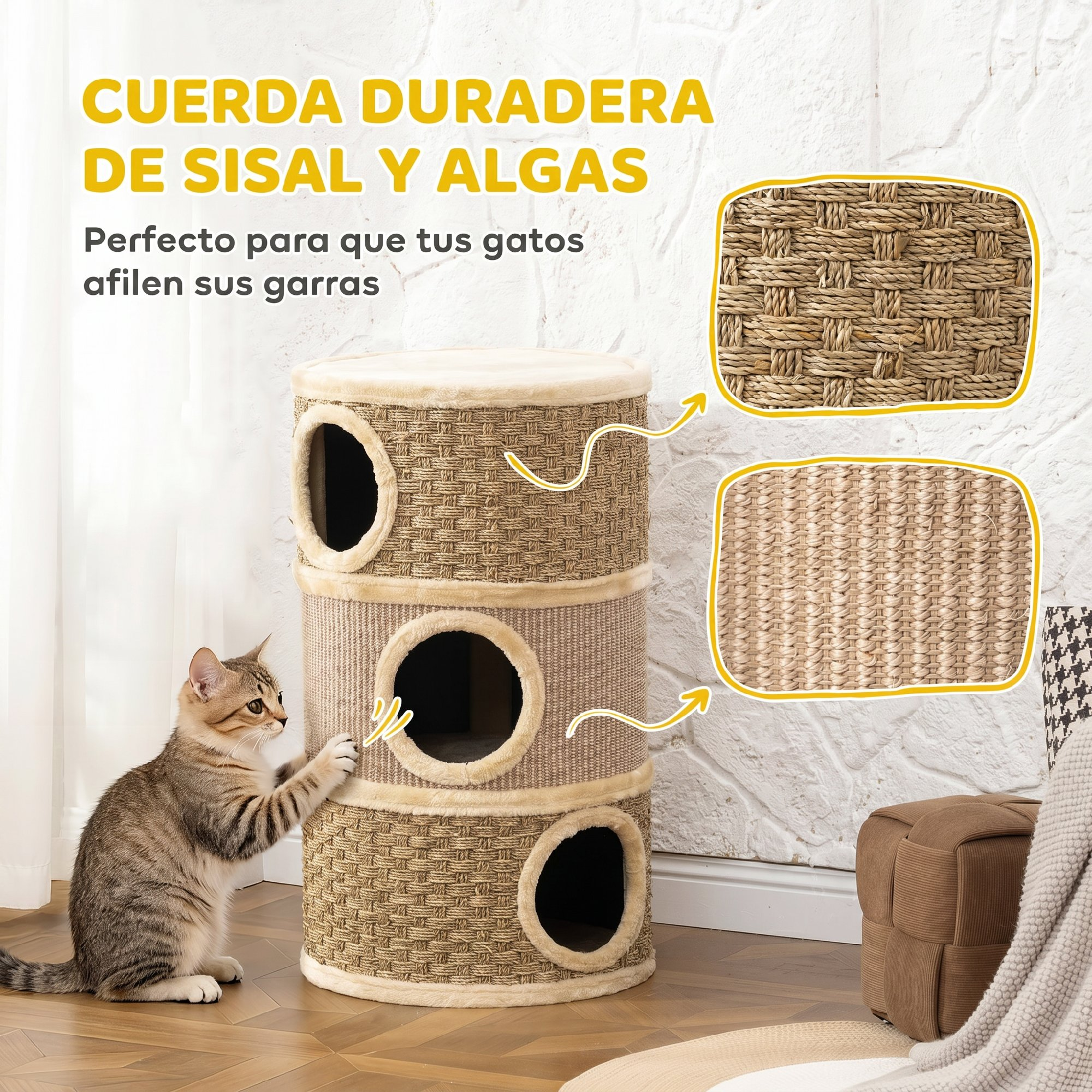 Un gato araña un rascador de sisal de tres niveles con aberturas. El texto superpuesto describe el material.