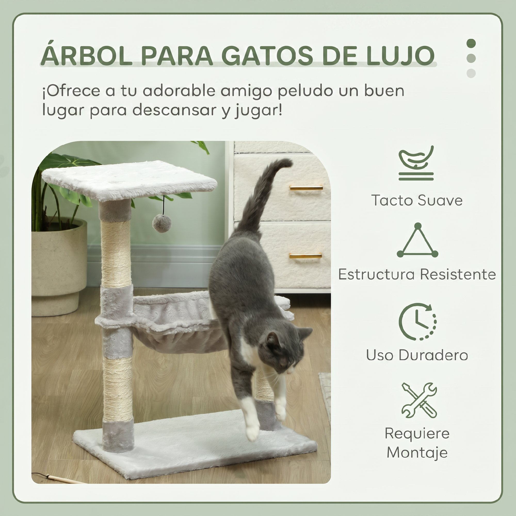 Un gato gris y blanco juega en un árbol para gatos de peluche con postes rascadores.