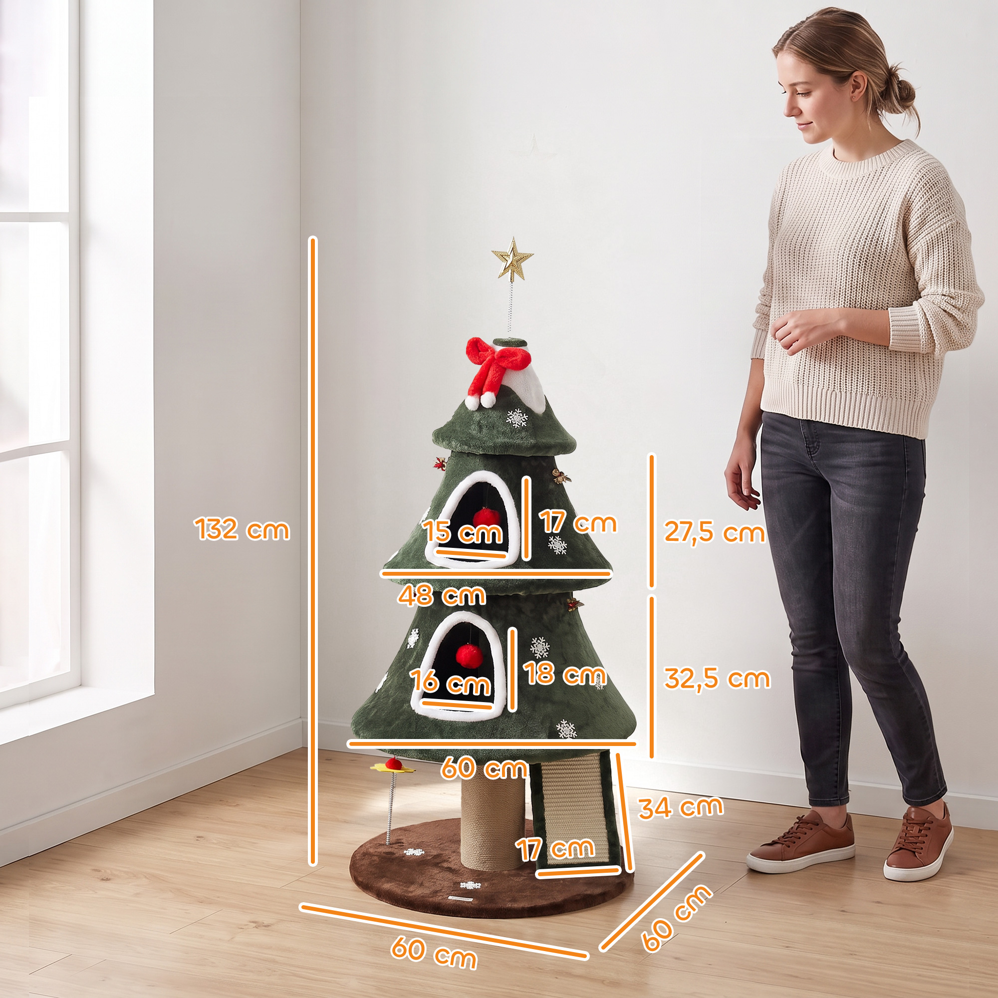 Una mujer de pie junto a un árbol de Navidad para gatos verde con dimensiones mostradas.