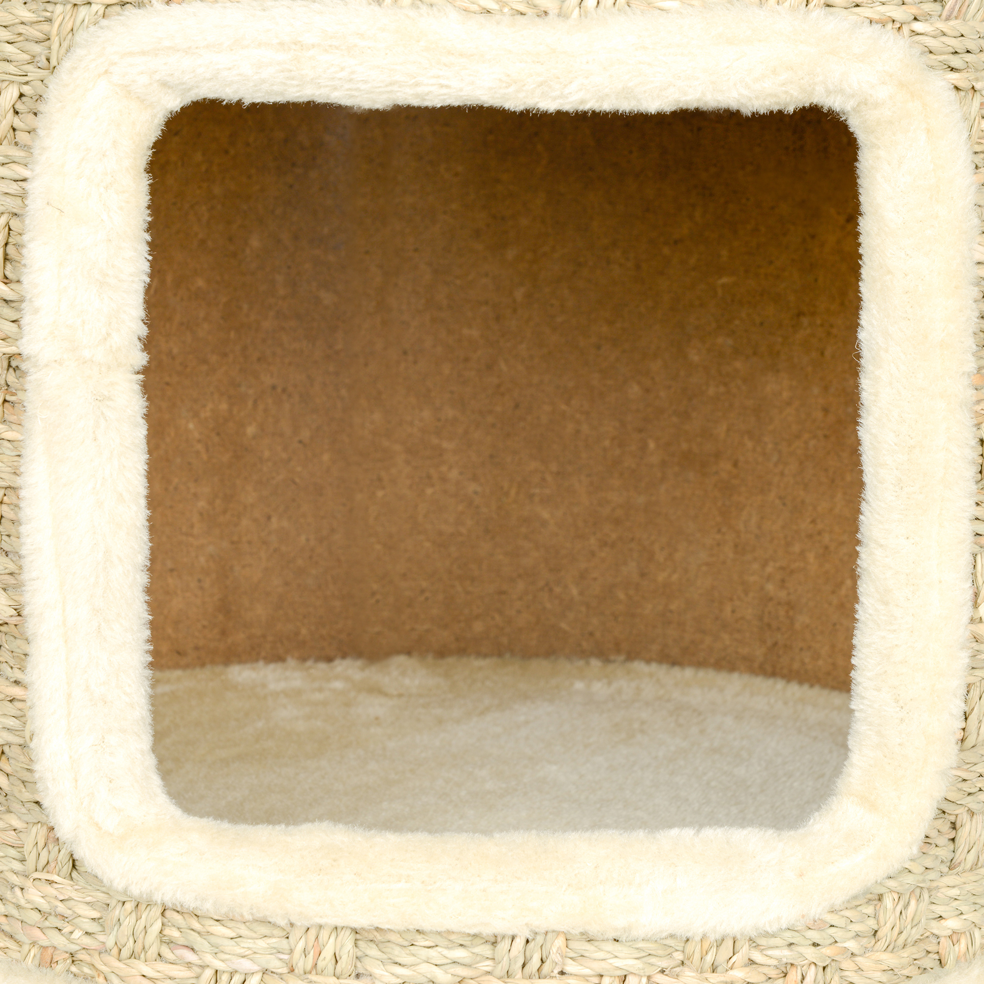 Una casa de madera para gatos con un borde de felpa suave y clara y una pared exterior tejida.