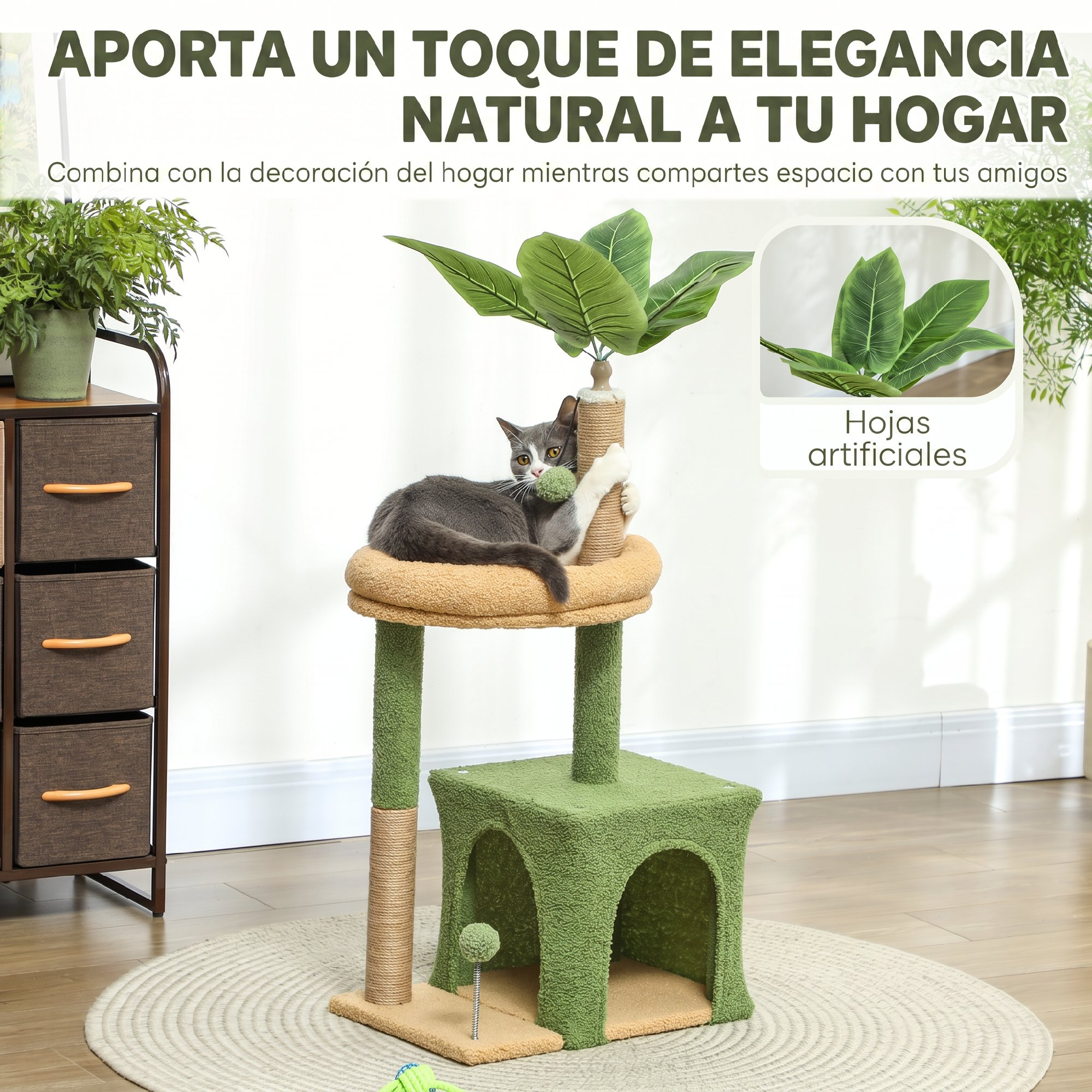 Un gato gris y blanco juega en un rascador verde y beige con hojas artificiales.