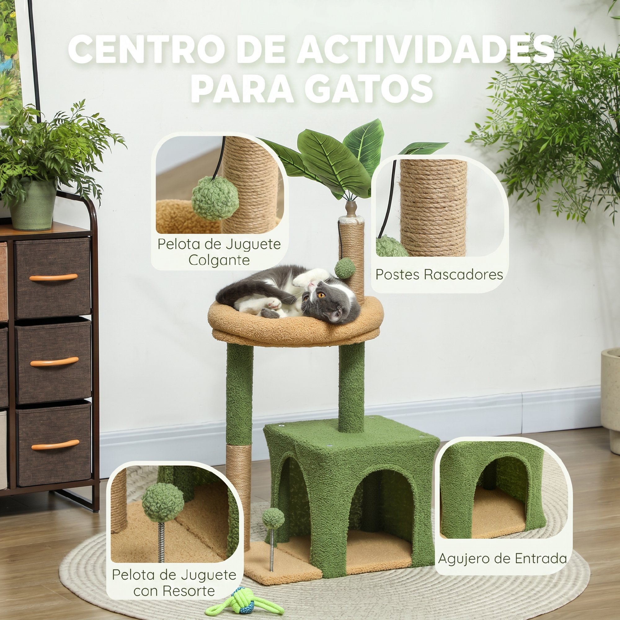 Un gato descansa en un rascador verde y beige con juguetes, postes y cueva, resaltado con etiquetas de texto.