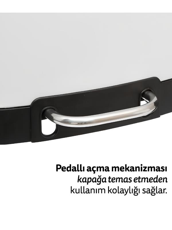 Beyaz zemin üzerinde metin bulunan siyah parçaya monte gümüş renkli metal kulp.