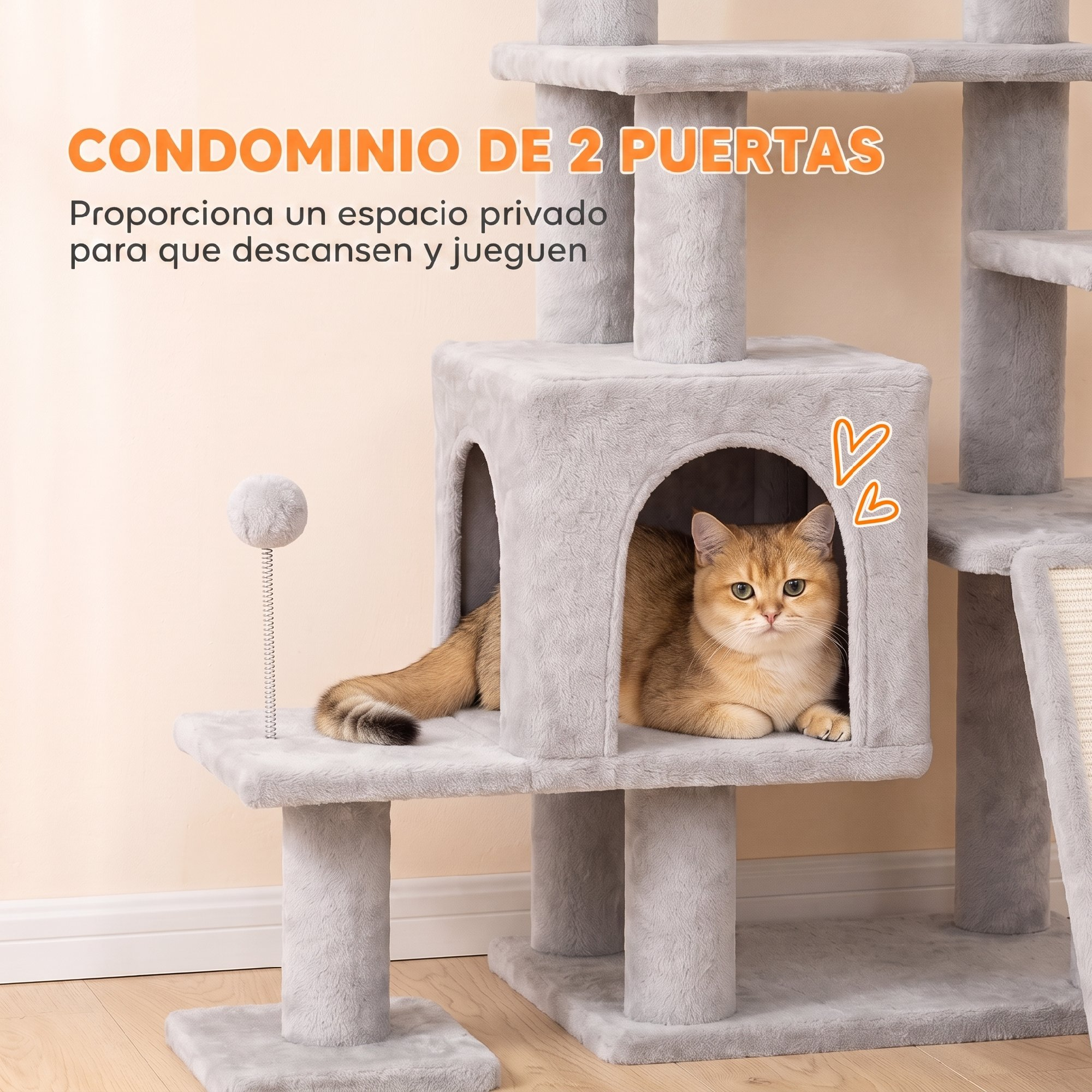 Un gato dorado descansando dentro de un condominio gris en un rascador para gatos con texto en español.