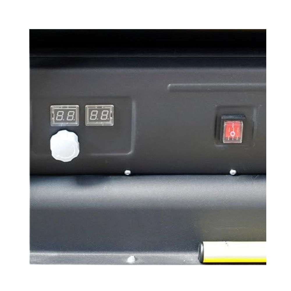 Un panel de máquina negro con dos pantallas digitales, una perilla blanca y un interruptor rojo.