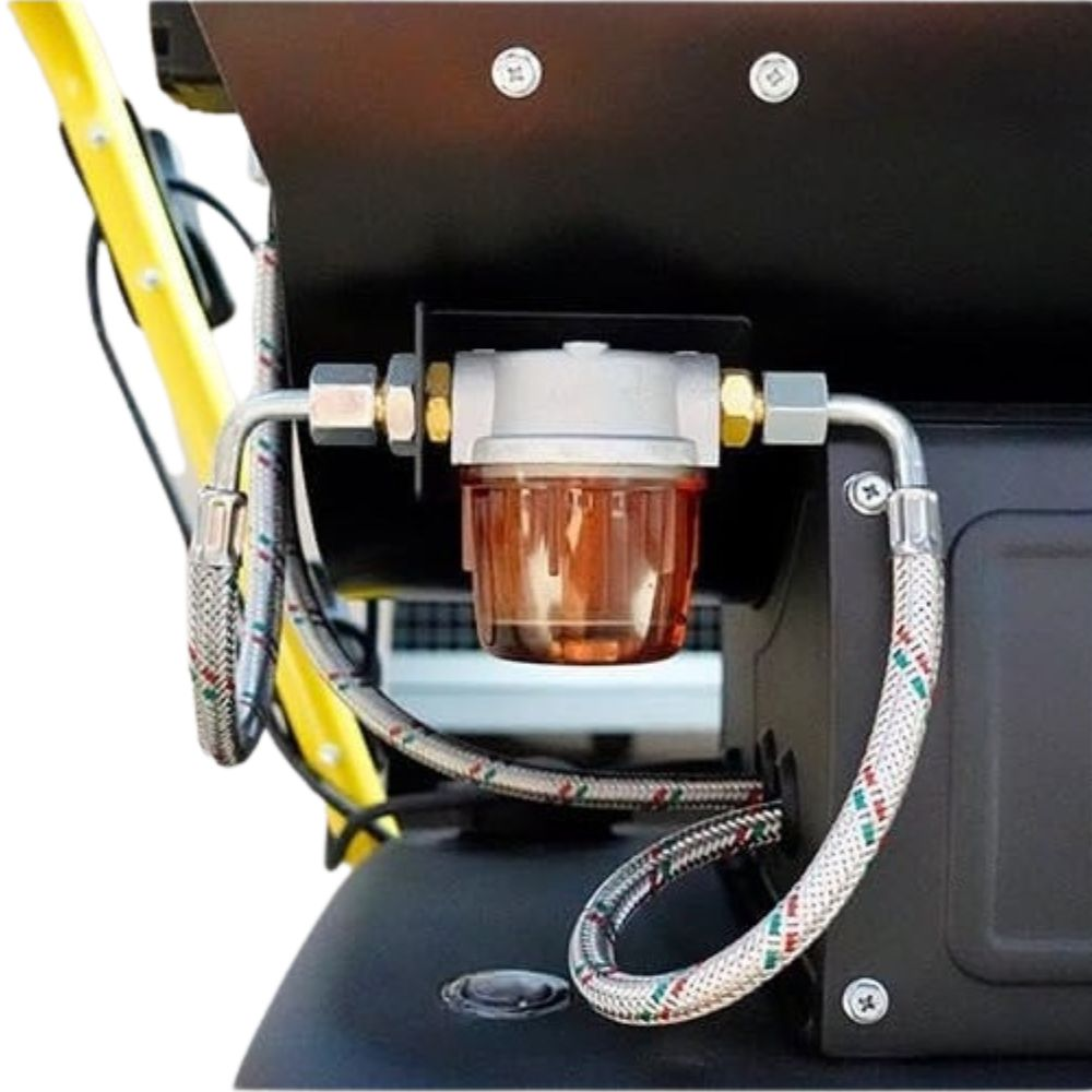 Un filtro de combustible con un recipiente transparente, conectado por mangueras trenzadas.