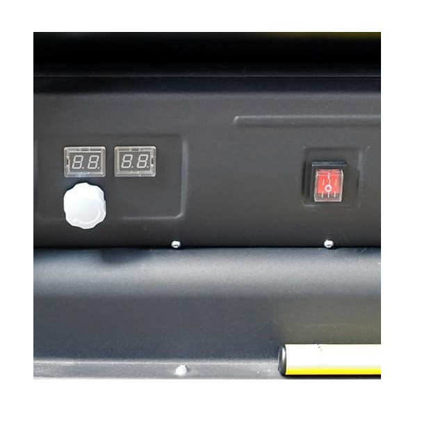 Un panel de máquina negro cuenta con dos pantallas digitales, una perilla blanca y un interruptor rojo.