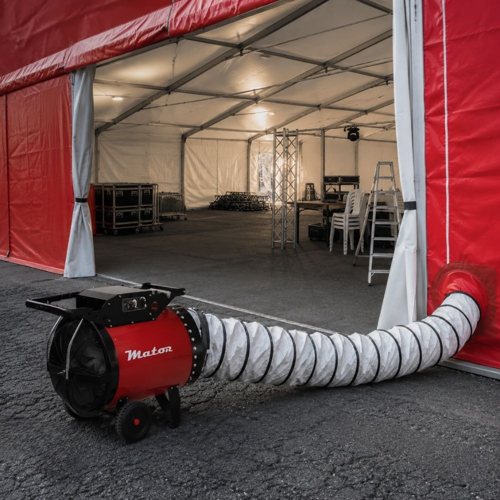 Un ventilador Maton rojo con un conducto blanco se conecta a una gran carpa roja y blanca.