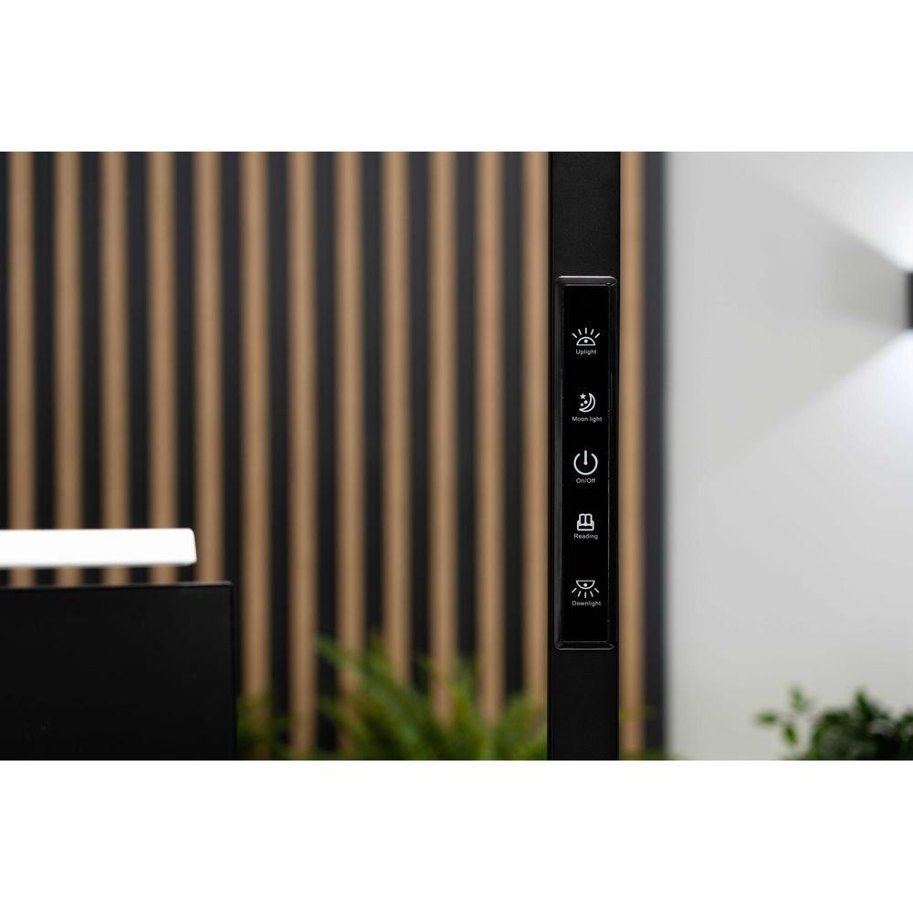 Schwarzes Bedienfeld an einer Lampe mit Symbolen für Uplight, Moon Light, On/Off, Reading und Downlight vor Holzwand.