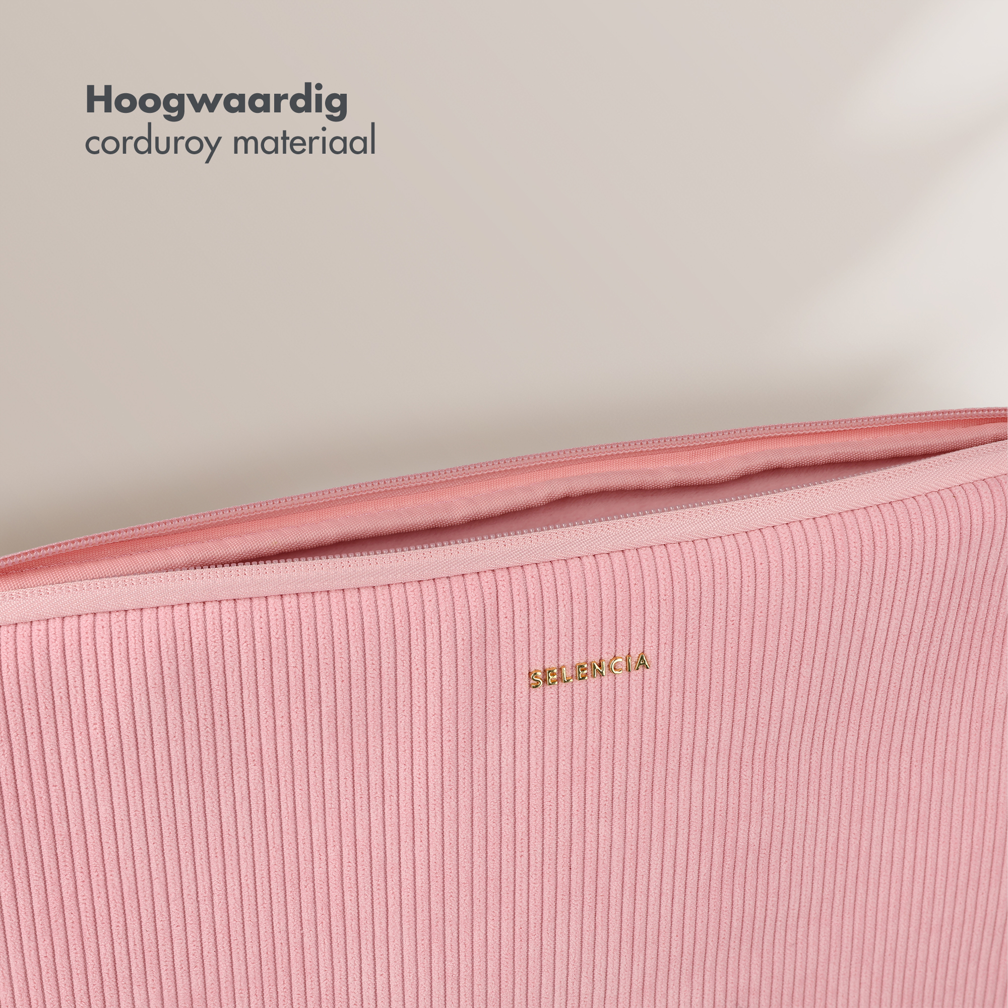 Rosa Kordtasche mit goldenem Selencia-Logo auf beigem Hintergrund.
