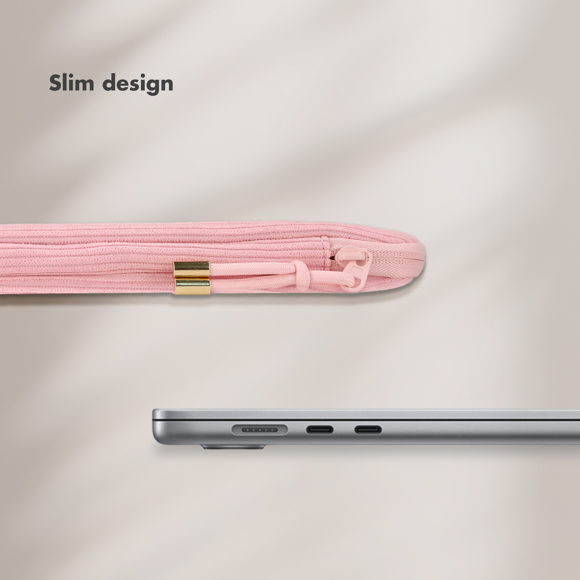 Eine schlaanke, rosa gerippte Laptoptasche neben dem Seitenprofil eines dünnen grauen Laptops vor neutralem Hintergrund.