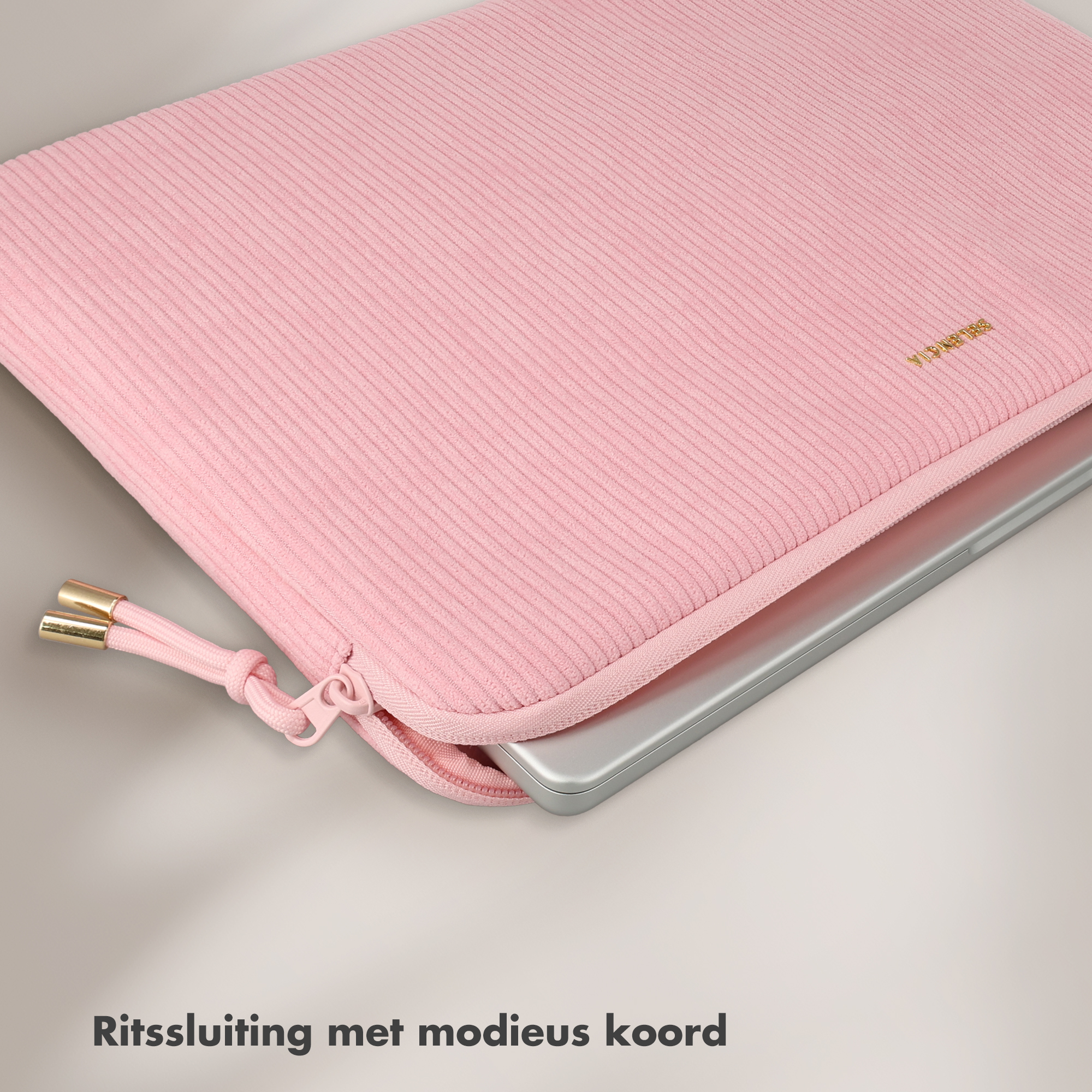 Rosa Laptop-Hülle aus Stoff mit Reißverschluss und goldener Lasche, teilweise geöffnet.