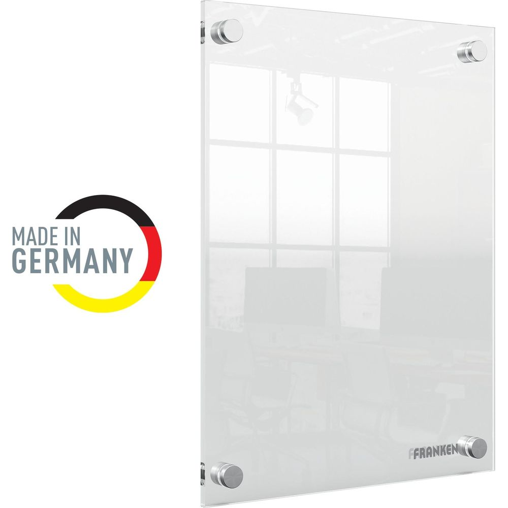Eine weiße Glastafel an der Wand mit dem Aufdruck Made in Germany links.