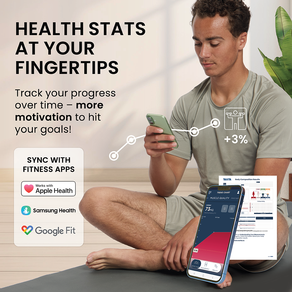 Un uomo siede su un tappetino usando un'app di fitness sullo smartphone.
