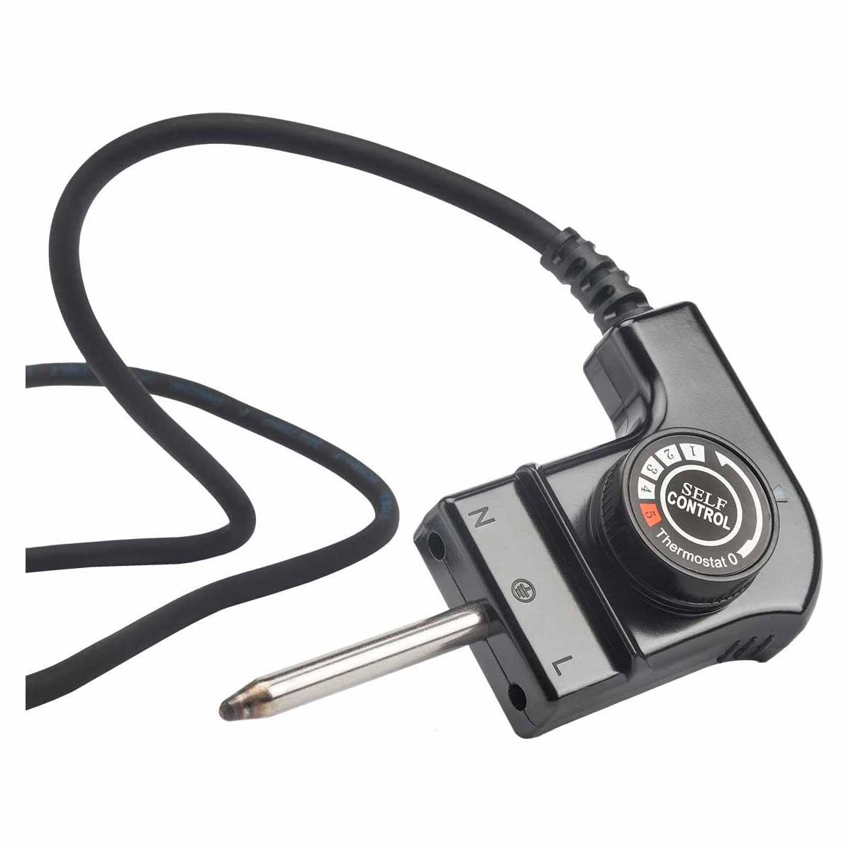 Termostato negro con dial y sonda de metal en un cable negro sobre fondo blanco.