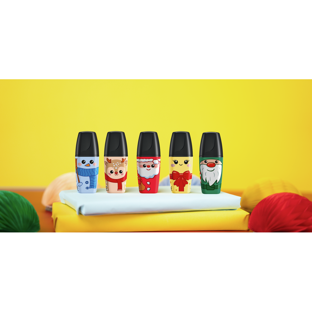 Fünf bunte Textmarker mit Weihnachtsmotiven stehen auf Geschenken vor gelbem Hintergrund.
