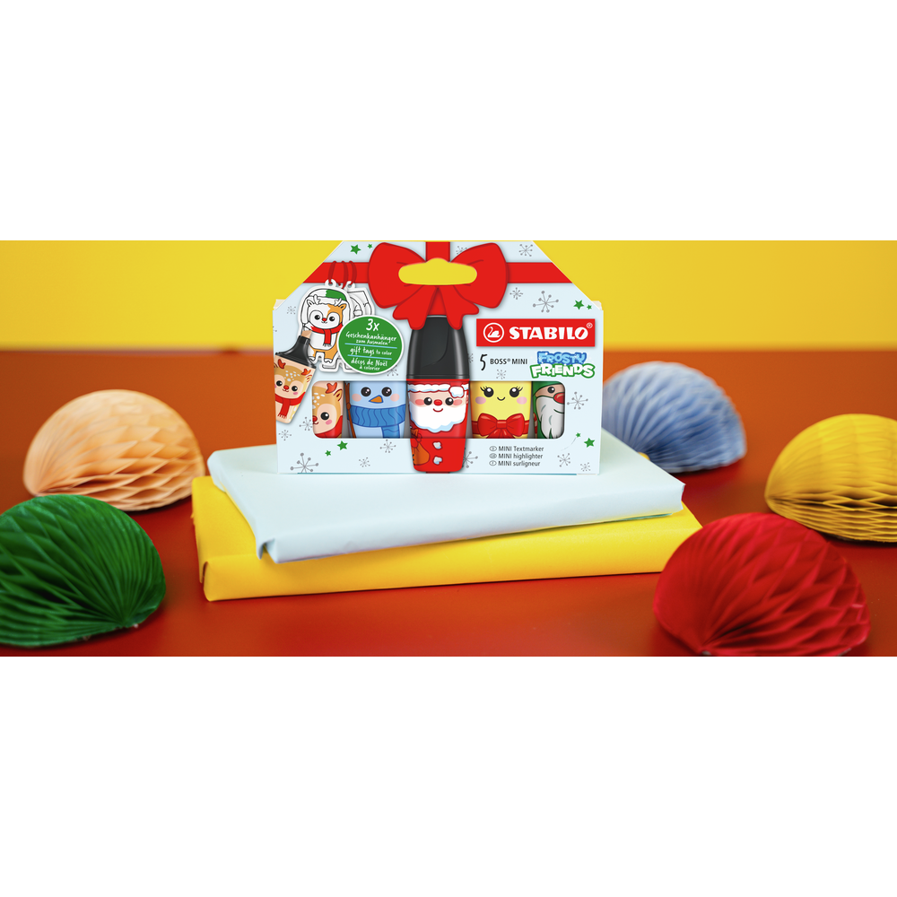 Stabilo Boss Mini Frosty Friends Set auf Geschenken, umgeben von bunten Papierwaben.