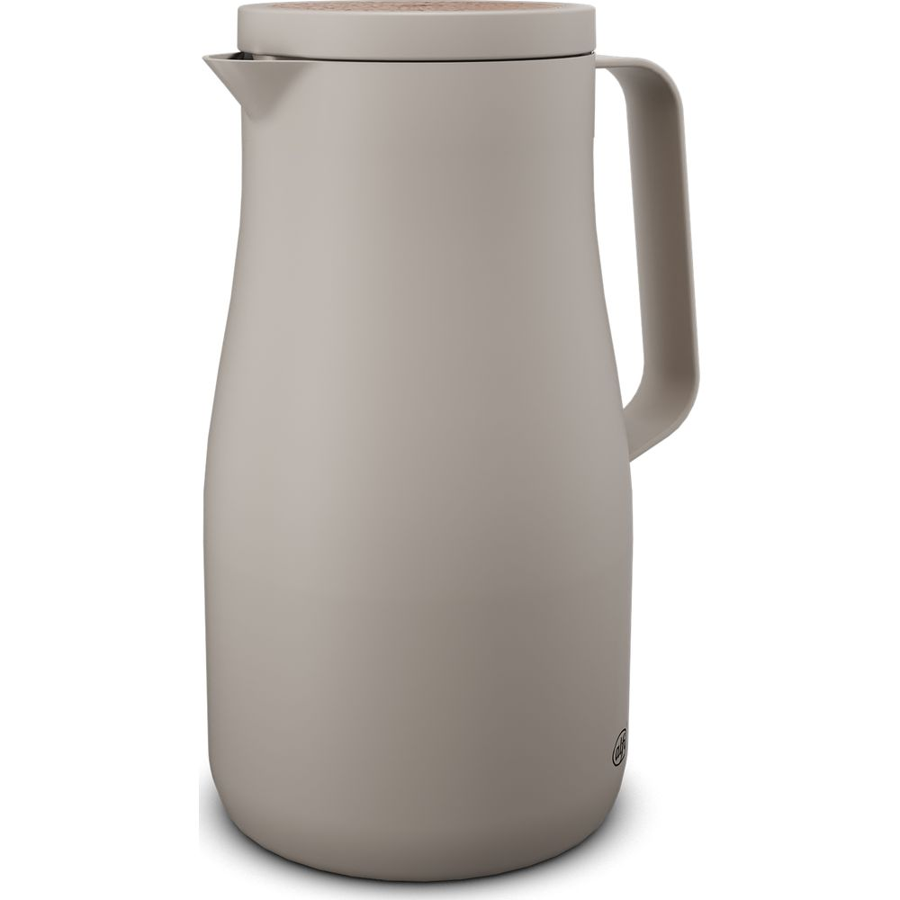 Ein beiger Thermoskrug mit Griff und Korkdeckel auf weißem Hintergrund.