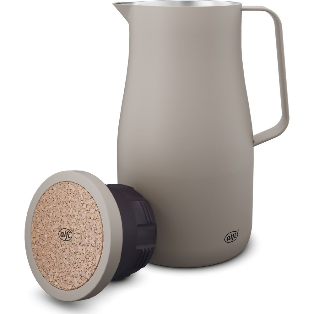 Eine matte, beigefarbene Alfi-Thermokanne mit Griff steht neben ihrem separaten Kork- und dunklen Stopper auf weißem Grund.