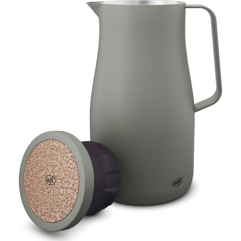 Eine salbeifrüne Alfi Thermoskanne mit Griff, offenem Ausguss und abgenommenem Deckel mit Korkboden.