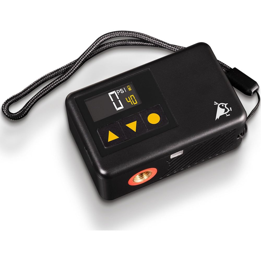 Eine schwarze tragbare Luftpumpe mit Digitaldisplay, gelben Tasten und schwarzer Handschlaufe vor weißem Hintergrund.