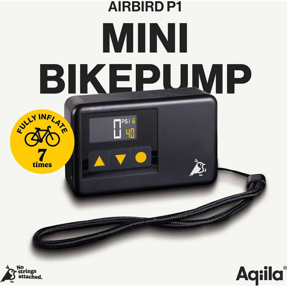Schwarze Airbird P1 Mini-Fahrradpumpe mit Digitaldisplay, gelben Knöpfen, Trageschlaufe und gelbem Aktionssticker.